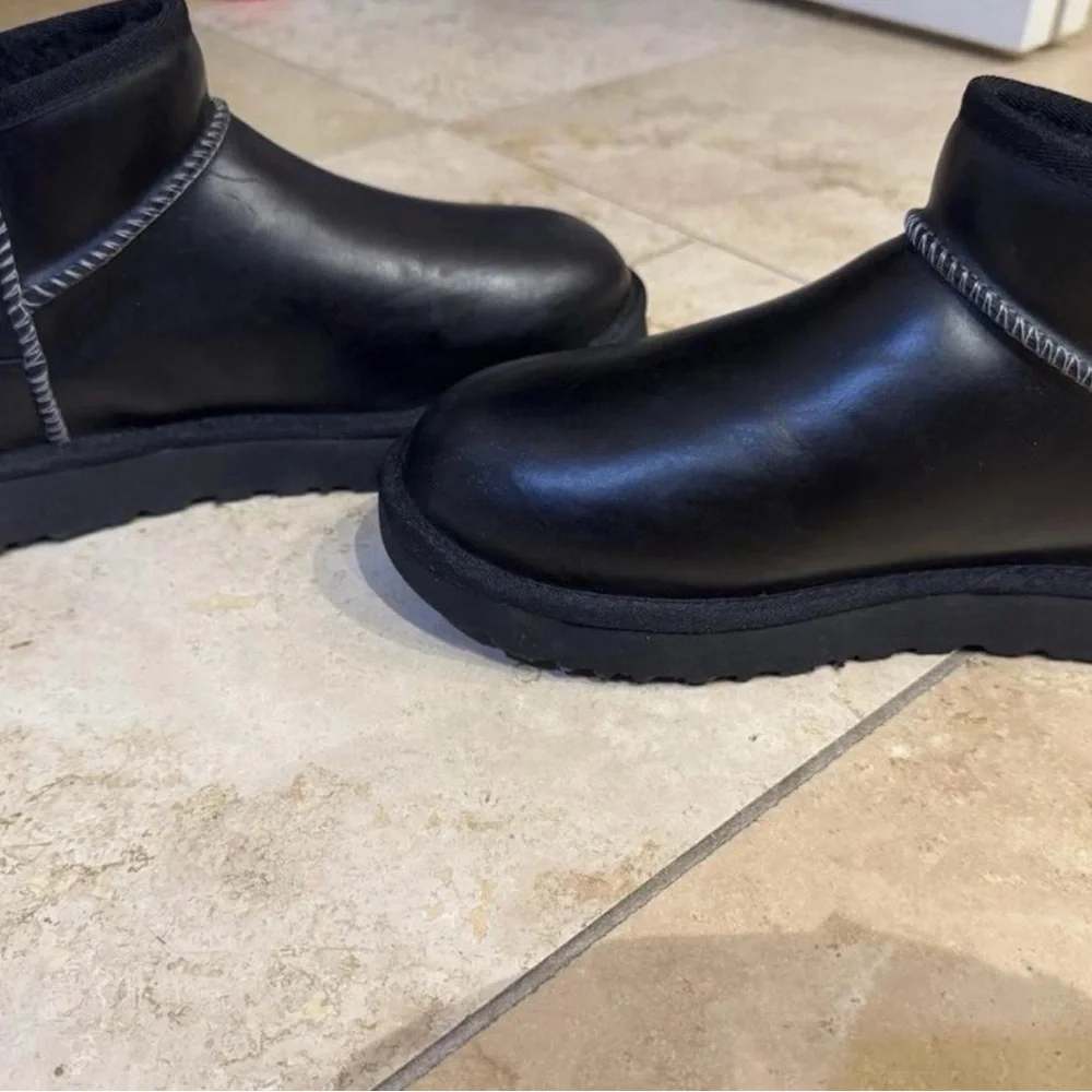UGG Women's Classic Ultra Mini Leather Regan Black Boots Size 11 - Picture 5 of 5